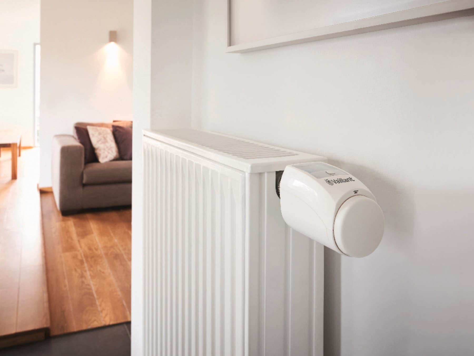 Nahaufnahme eines Heizkörpers in einer Wohnung