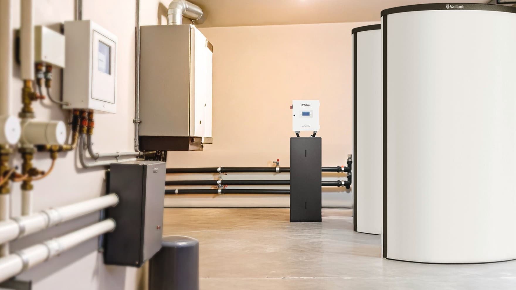 Trinkwasserstation aquaFLOW plus im Aufstellraum zusammen mit Heizungsanlage und zwei Heizungsspeichern