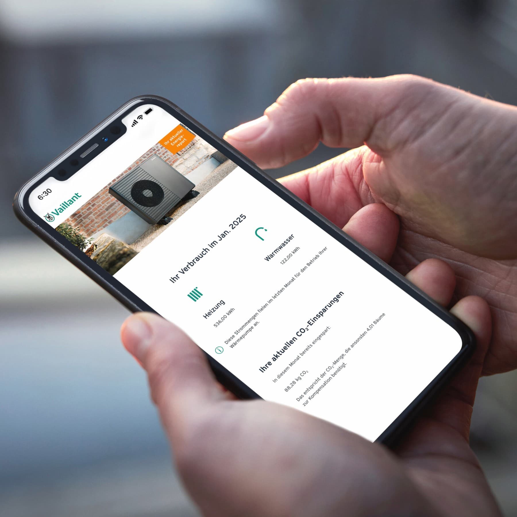 Bild von einem Smartphone, auf dem die Vaillant Webseite abgebildet ist