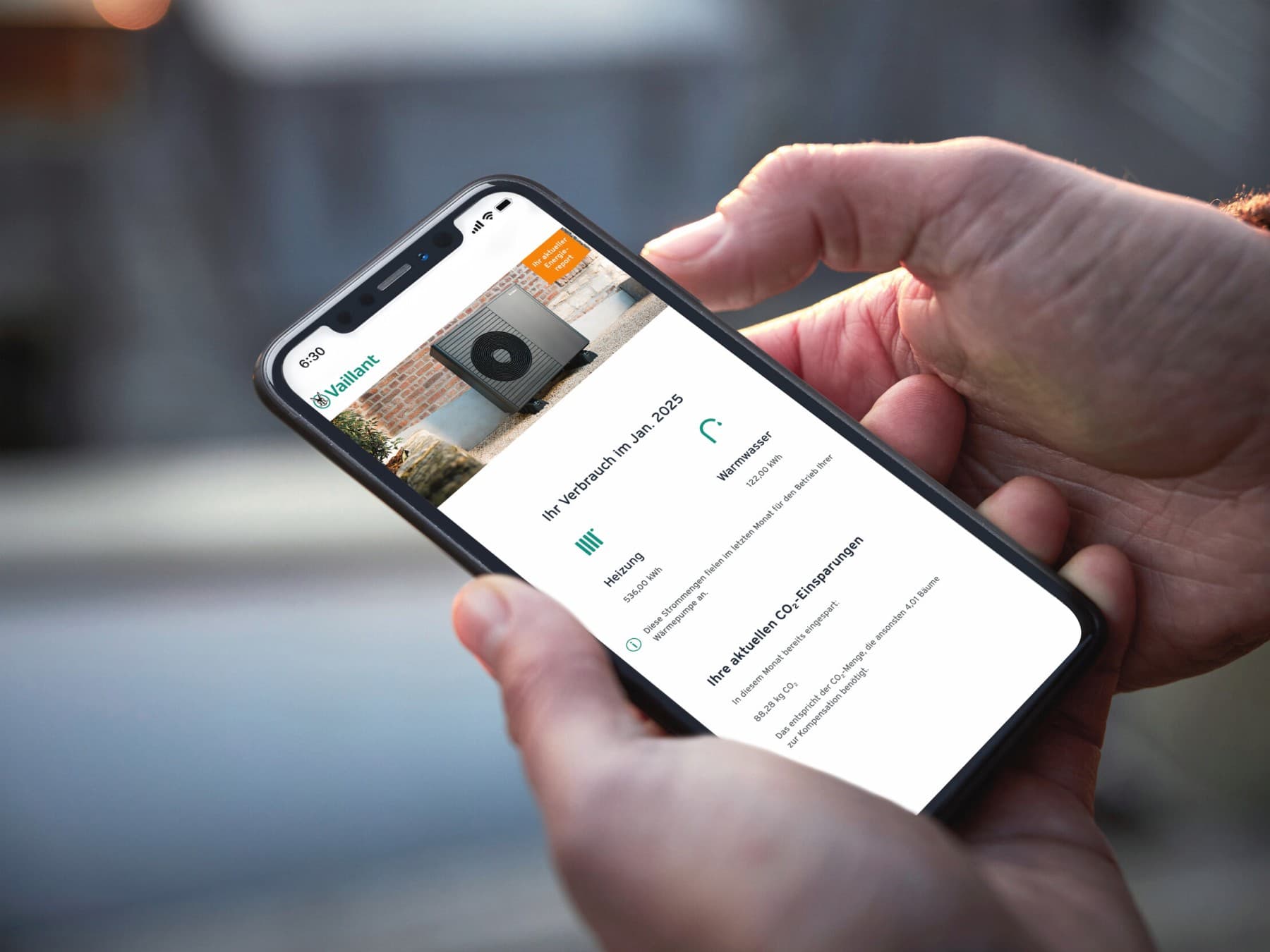 Handy Screen mit einem Blick auf die Verbrauchsdaten des Wärmepumpensystems