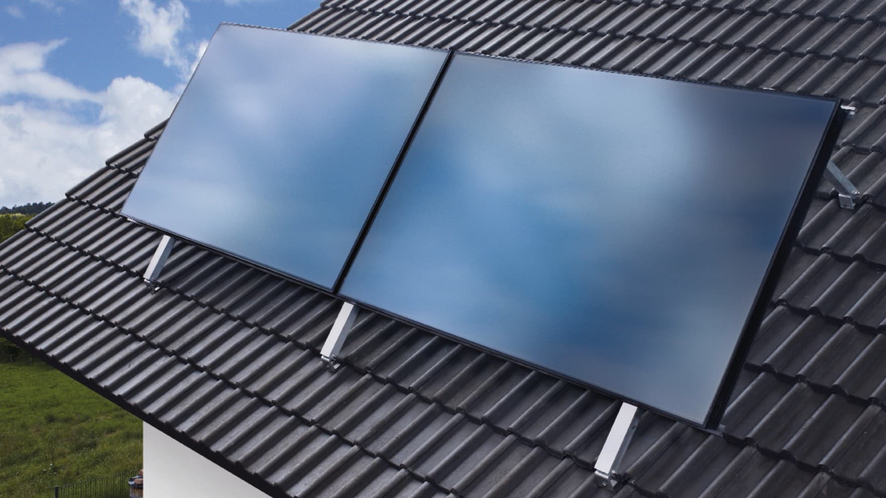 Zwei Solarkollektoren auf einem Dach