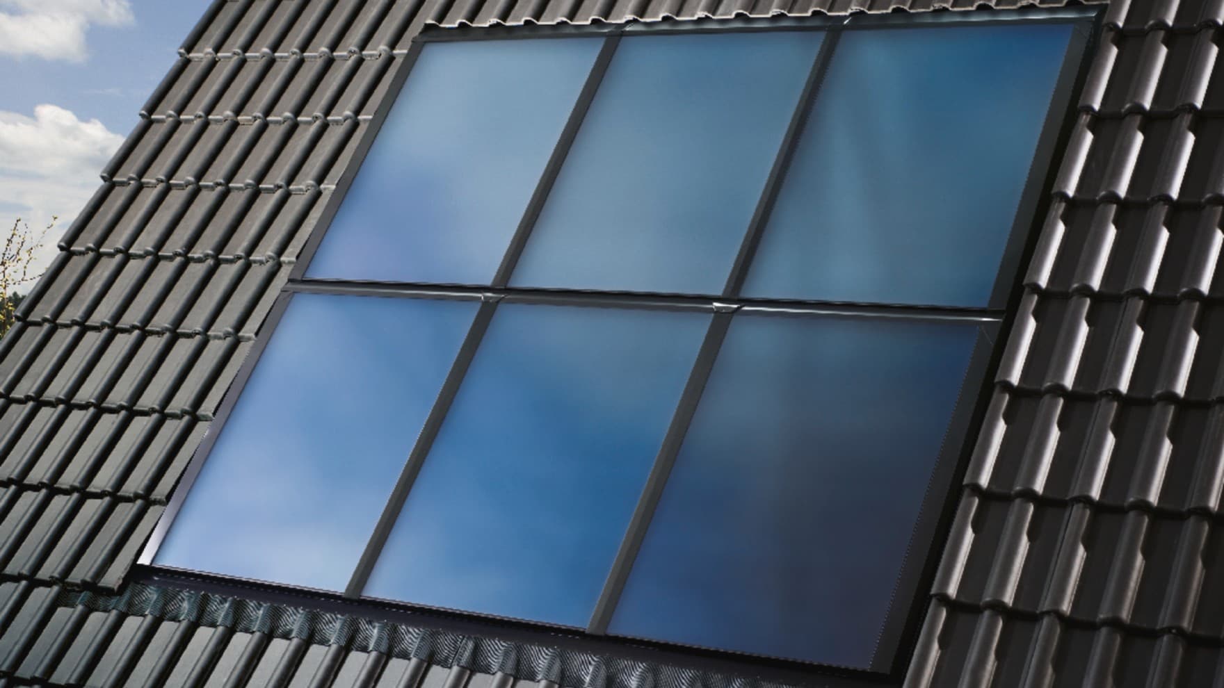 Ein Solarpaneel auf einem Hausdach