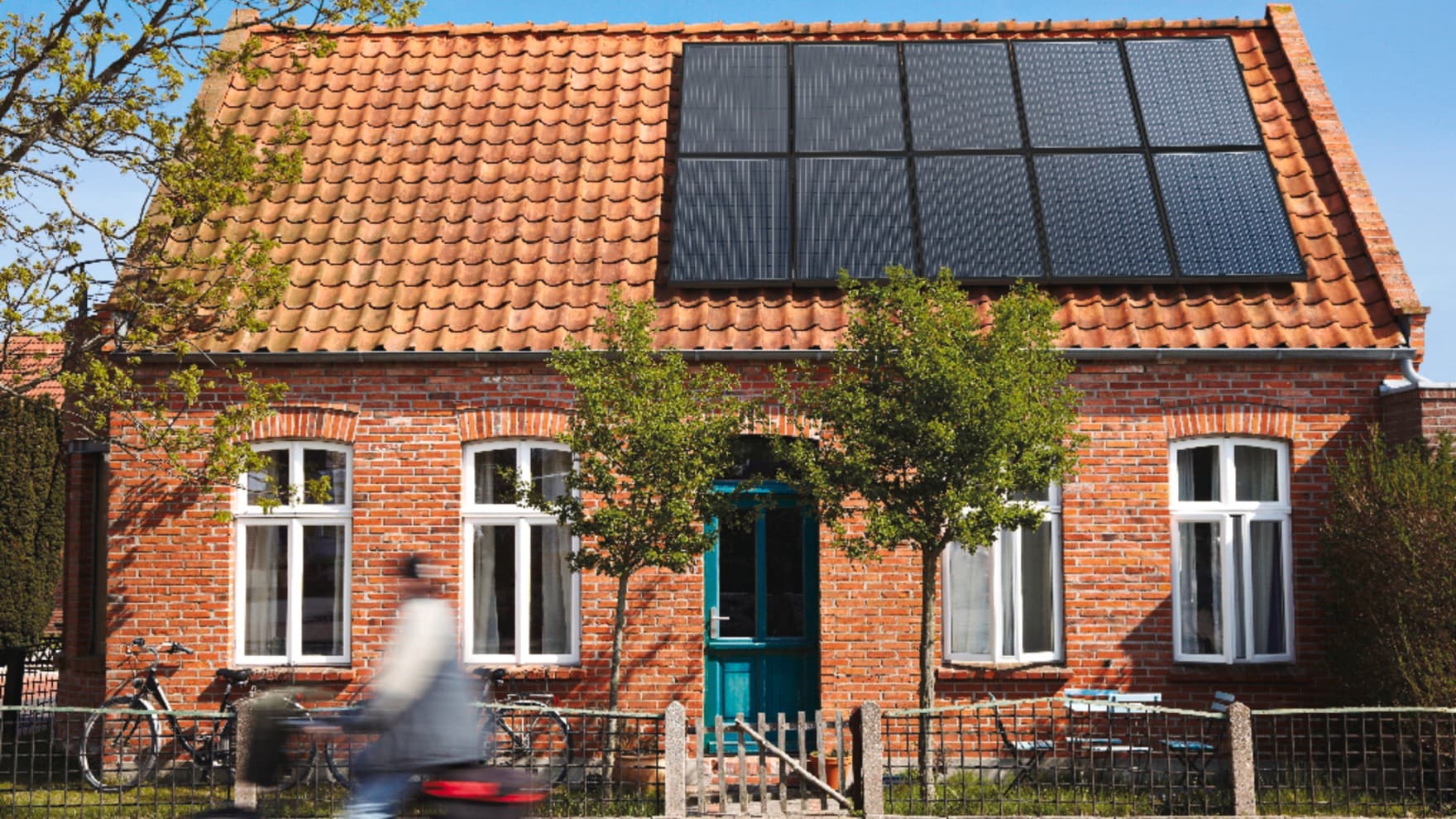 Modernisiertes Einfamilienhaus mit Photovoltaikmodulen auf dem Dach