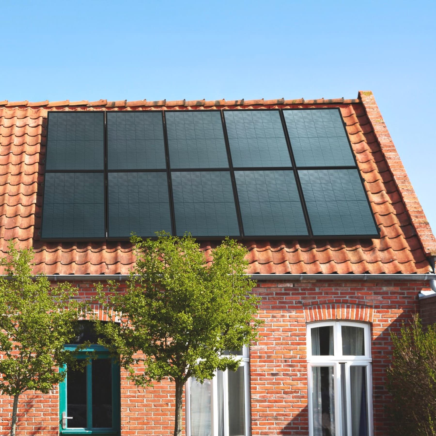 Ein Haus mit PV-Modulen auf dem Dach