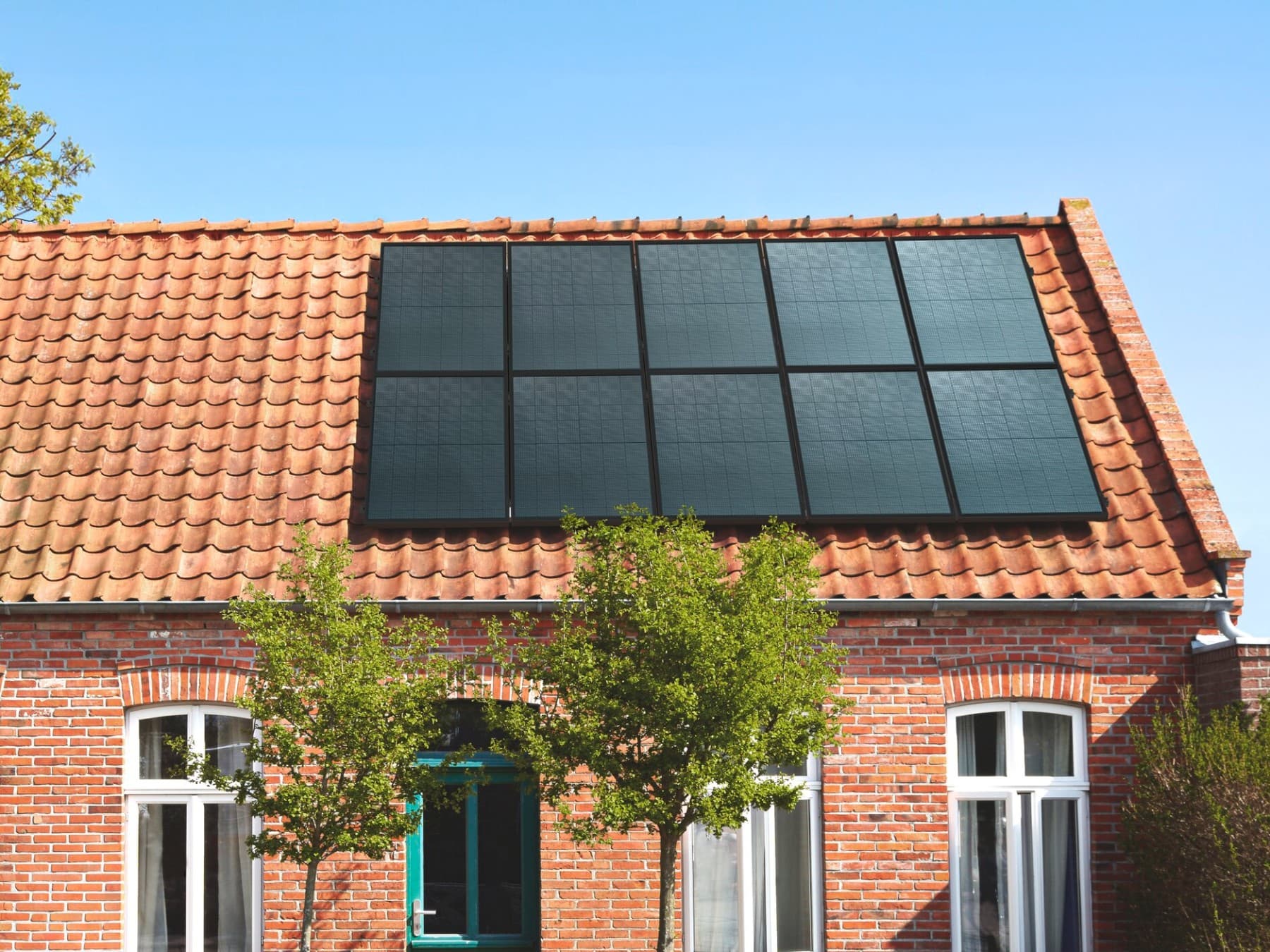 Photovoltaikmodule auf einem roten Dach