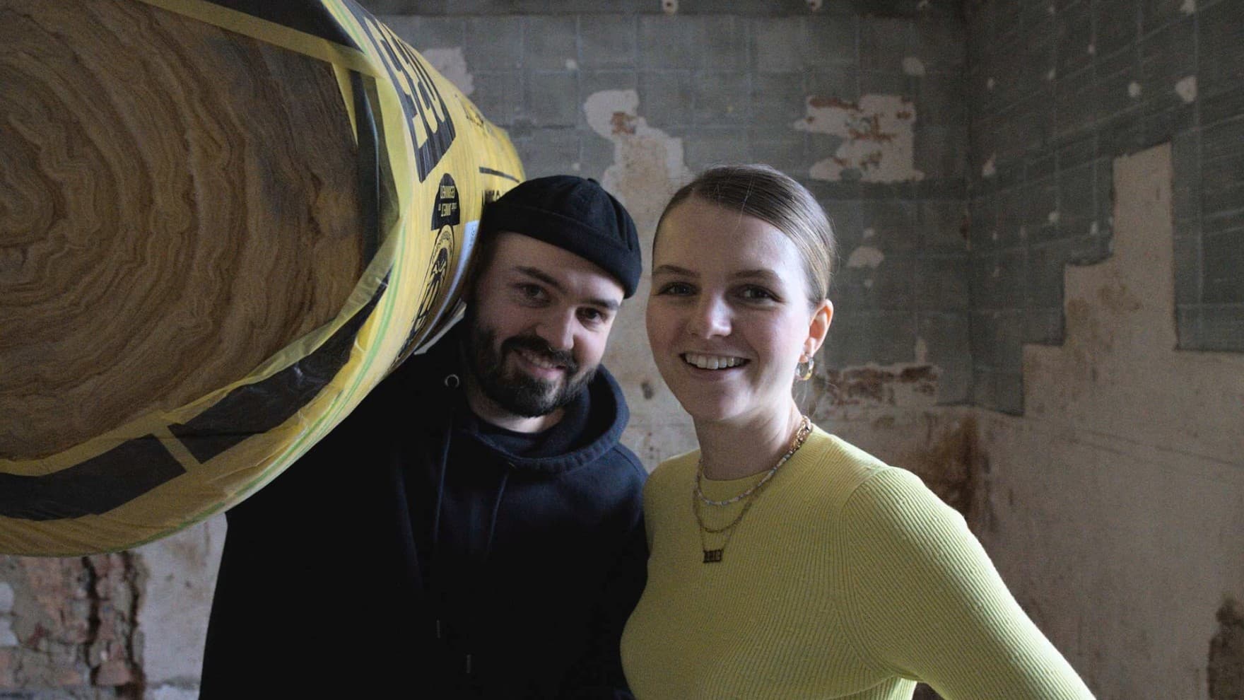 Pärchen, das in ihrem Haus steht.