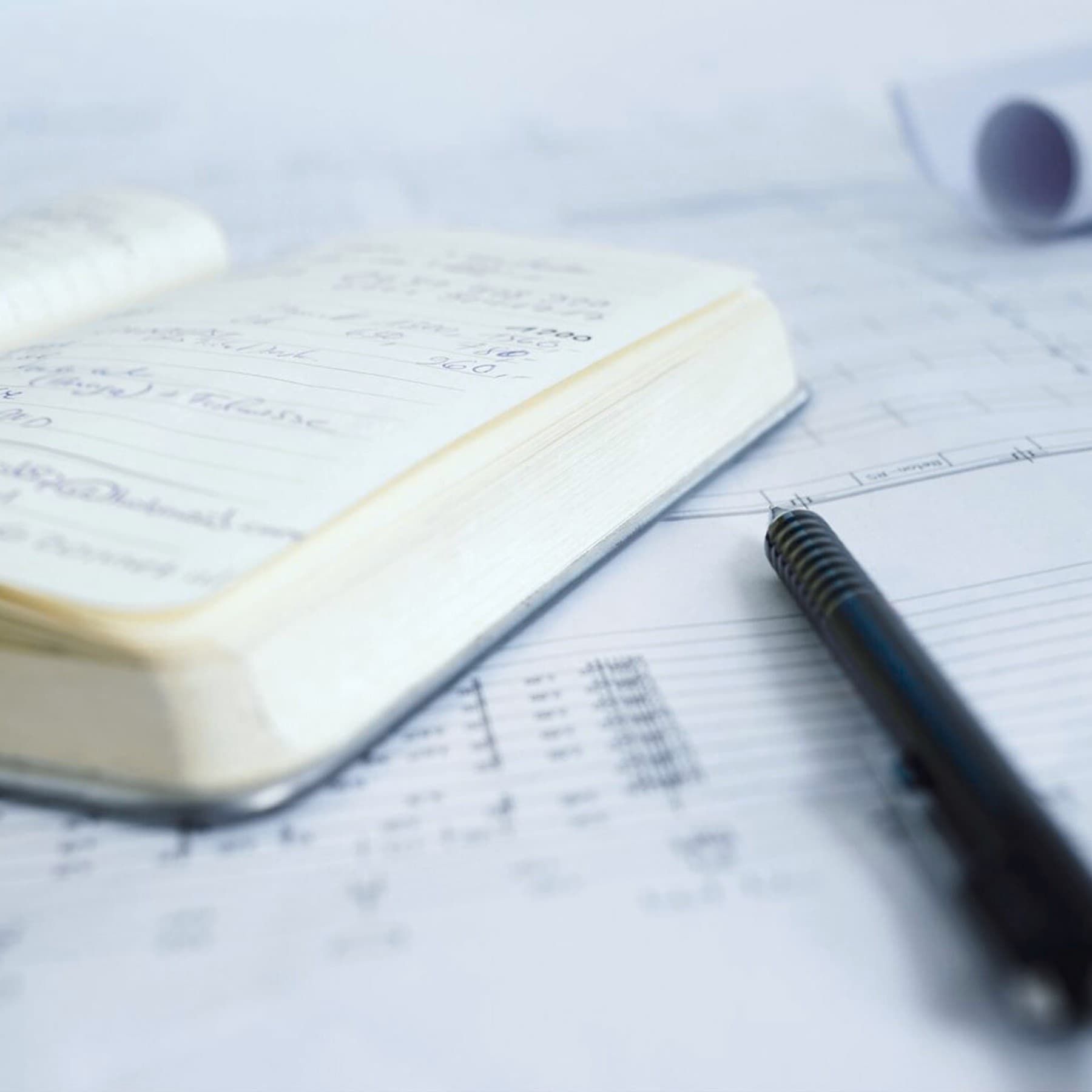 Notizbuch und Stift in Nahaufnahme