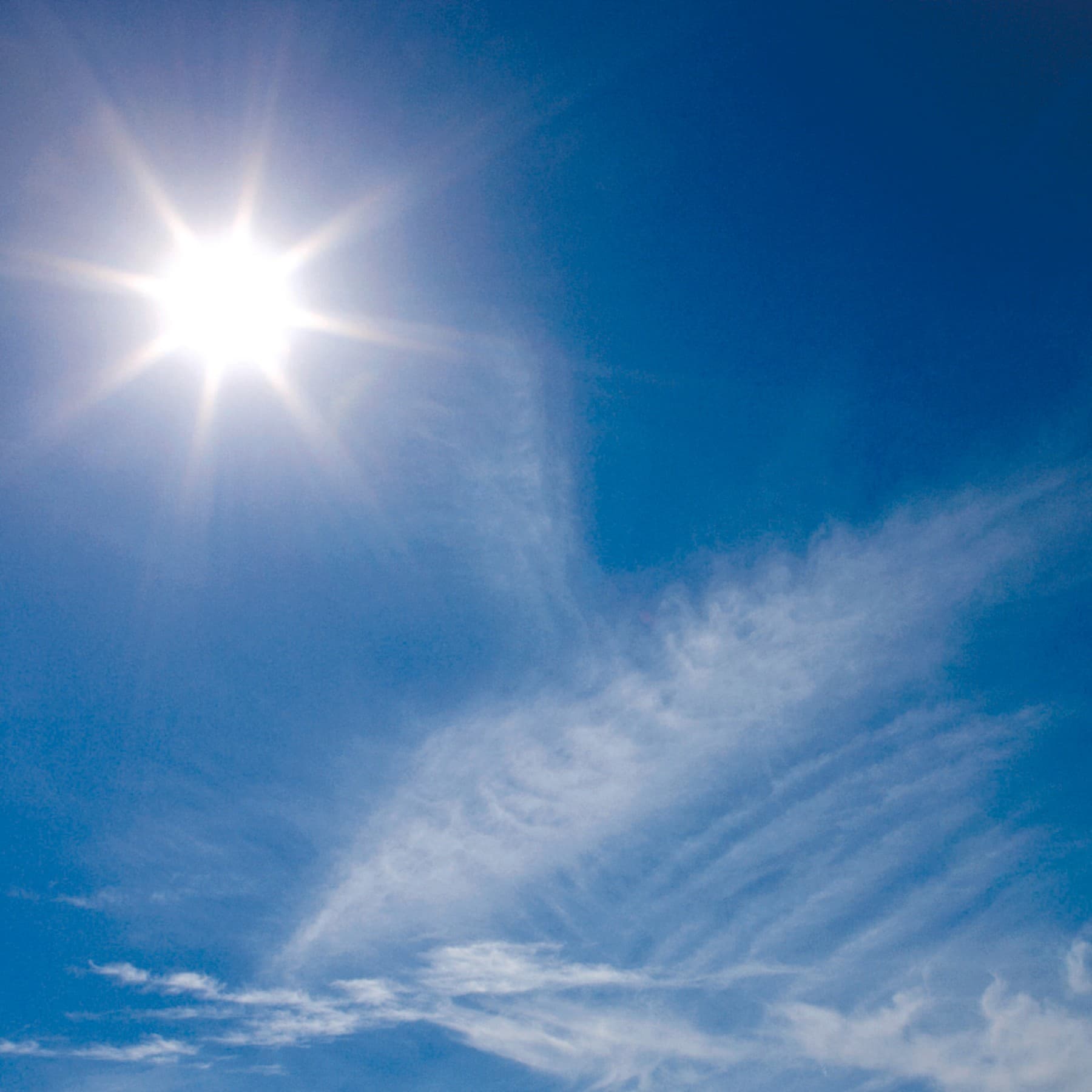 Sonne auf blauem Himmel mit leichter Wolke