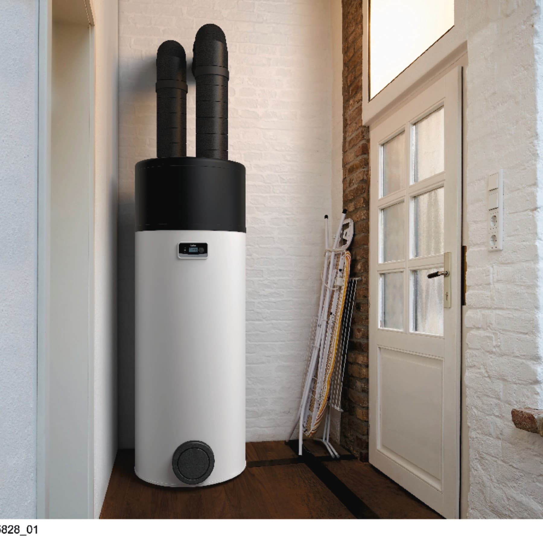 Eine Warmwasser-Wärmepumpe steht in einem Heizungsraum, rechts davon lehnt ein Bügelbrett an der Wand