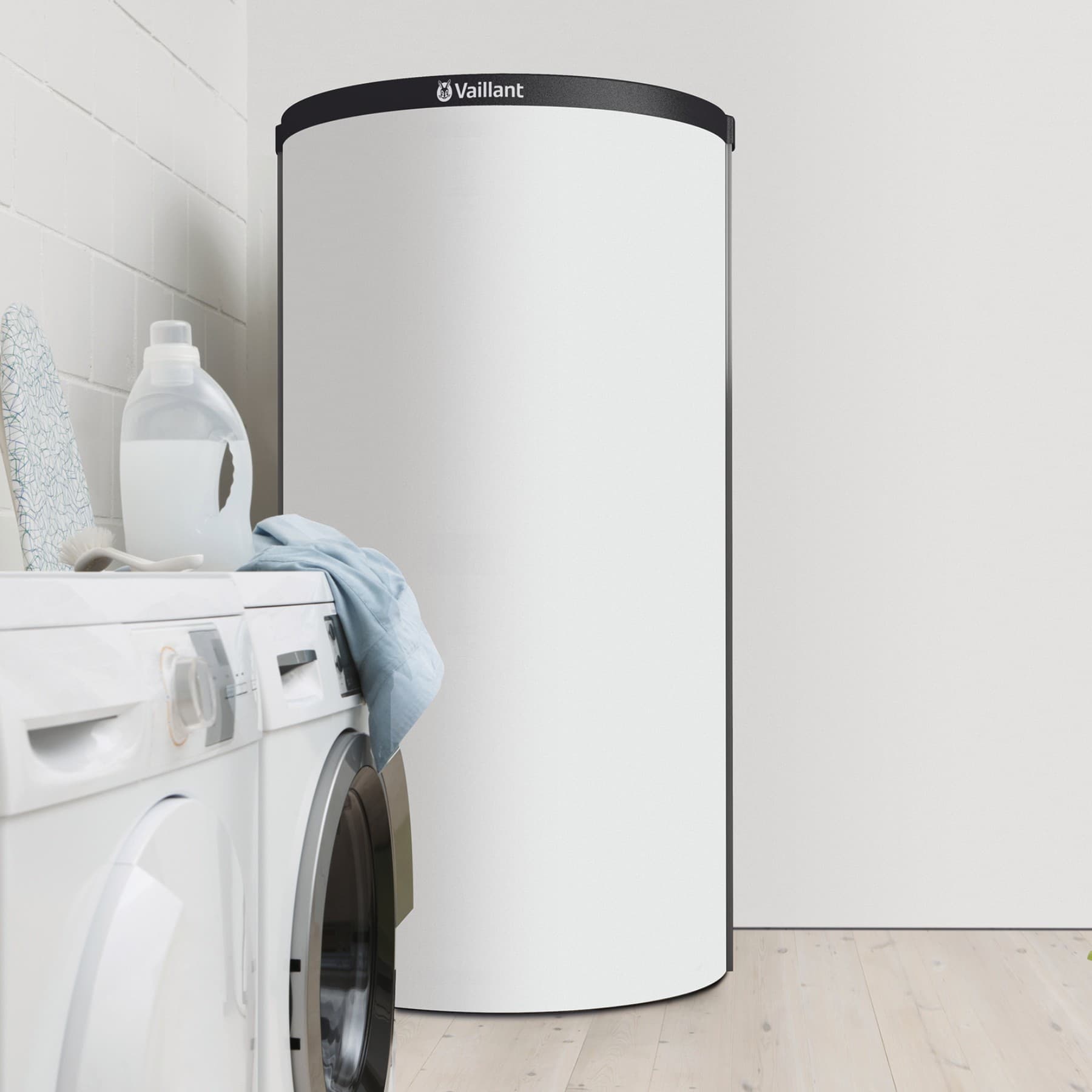 Ein Vaillant Speicher steht in einem Flur neben einer Waschmaschine und einem Trockner.