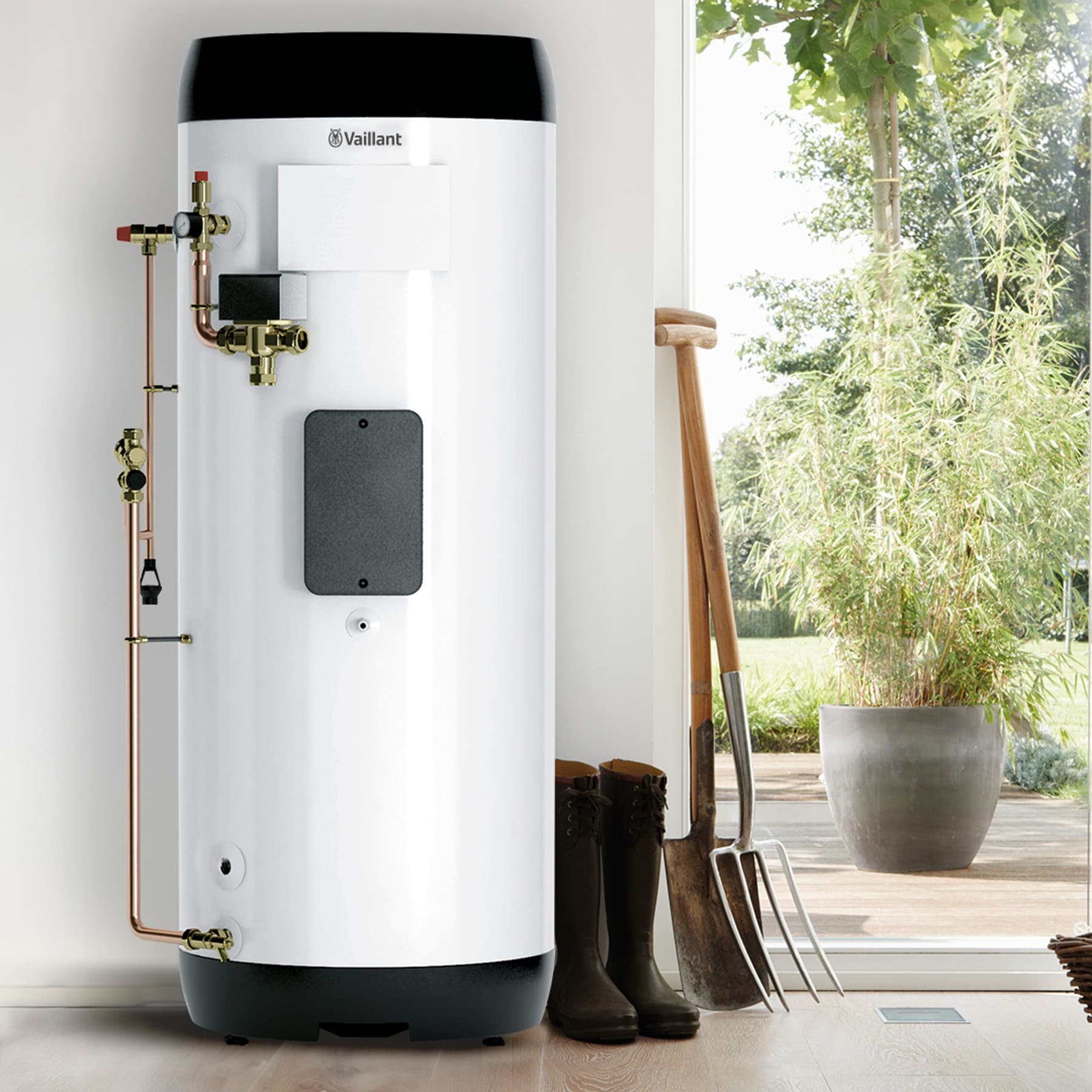Warmwasserspeicher von Vaillant in einem Hauswirtschaftsraum, rechts daneben stehen unter anderen Gummistiefel