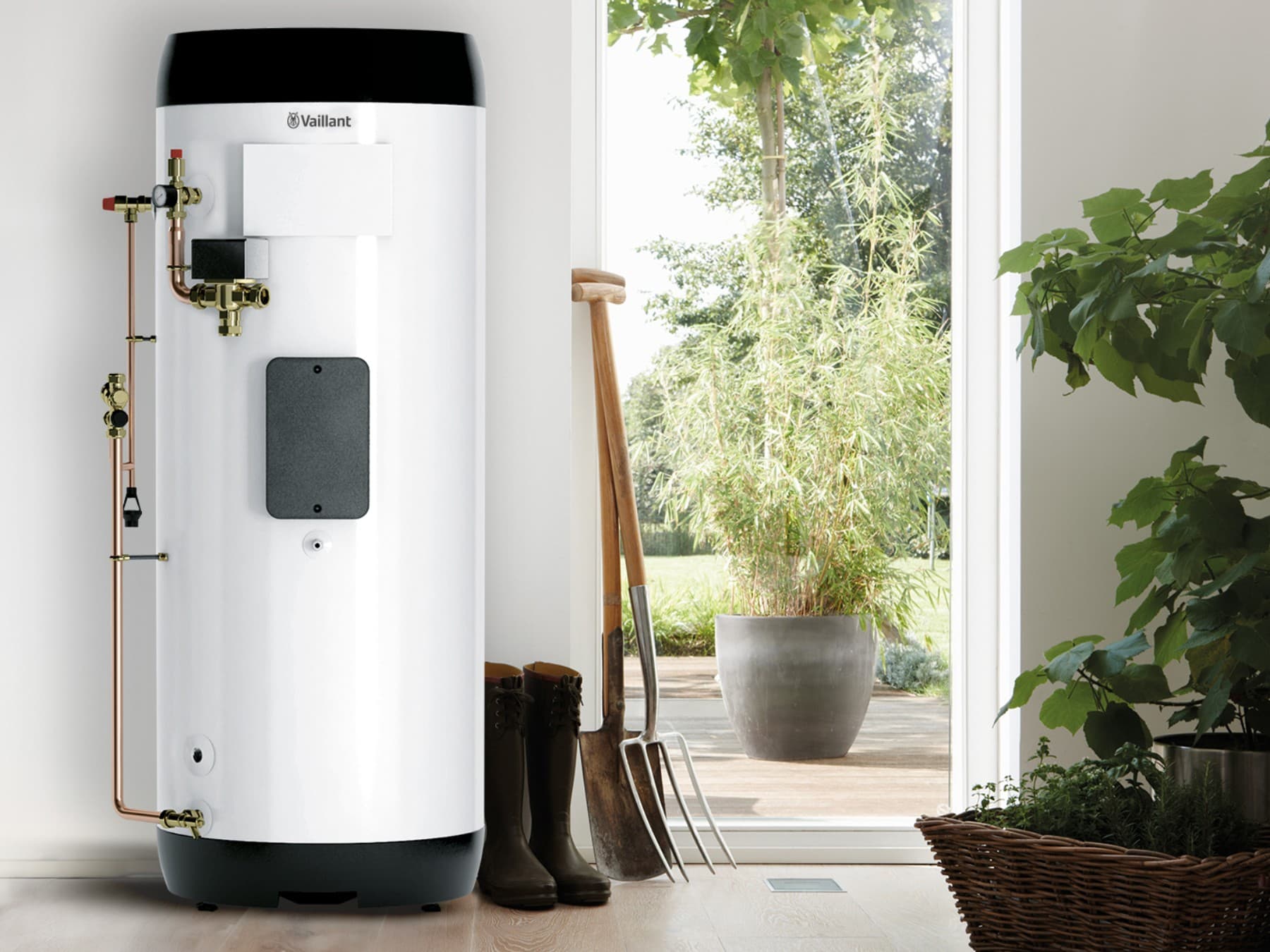 Warmwasserspeicher von Vaillant in einem Hauswirtschaftsraum, rechts daneben stehen unter anderen Gummistiefel