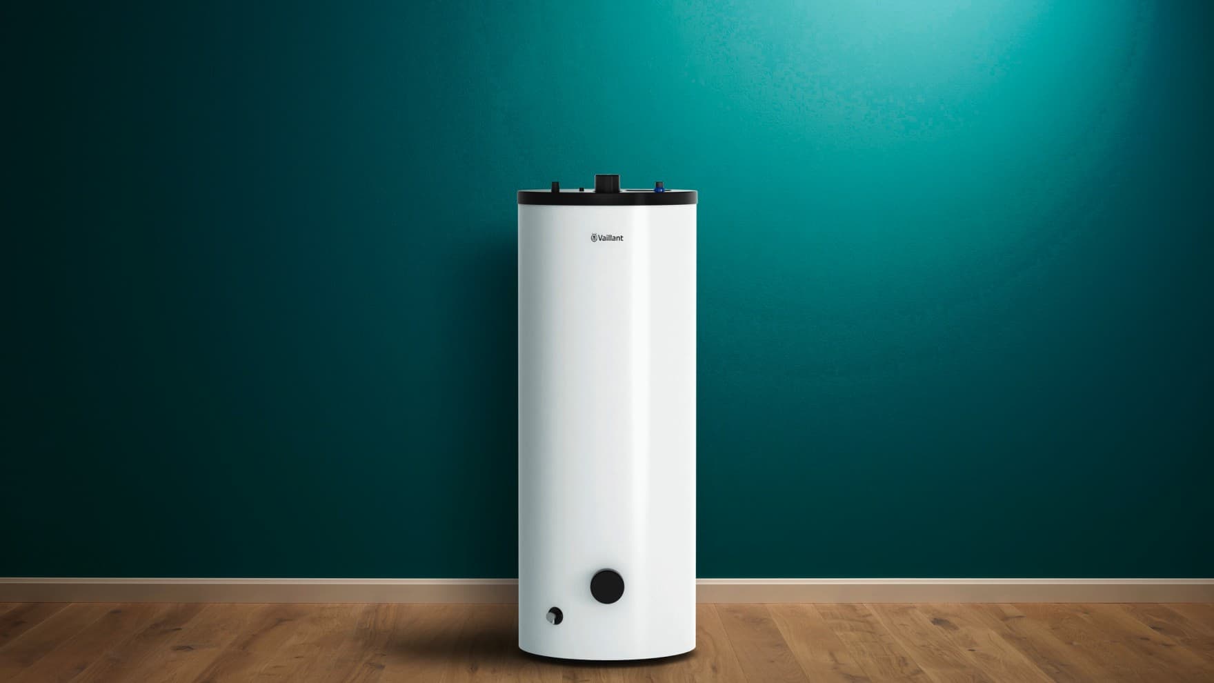 Weißer Trinkwasserspeicher uniSTOR plus von Vaillant vor grünem Hintergrund, freigestellt zur Produktpräsentation.