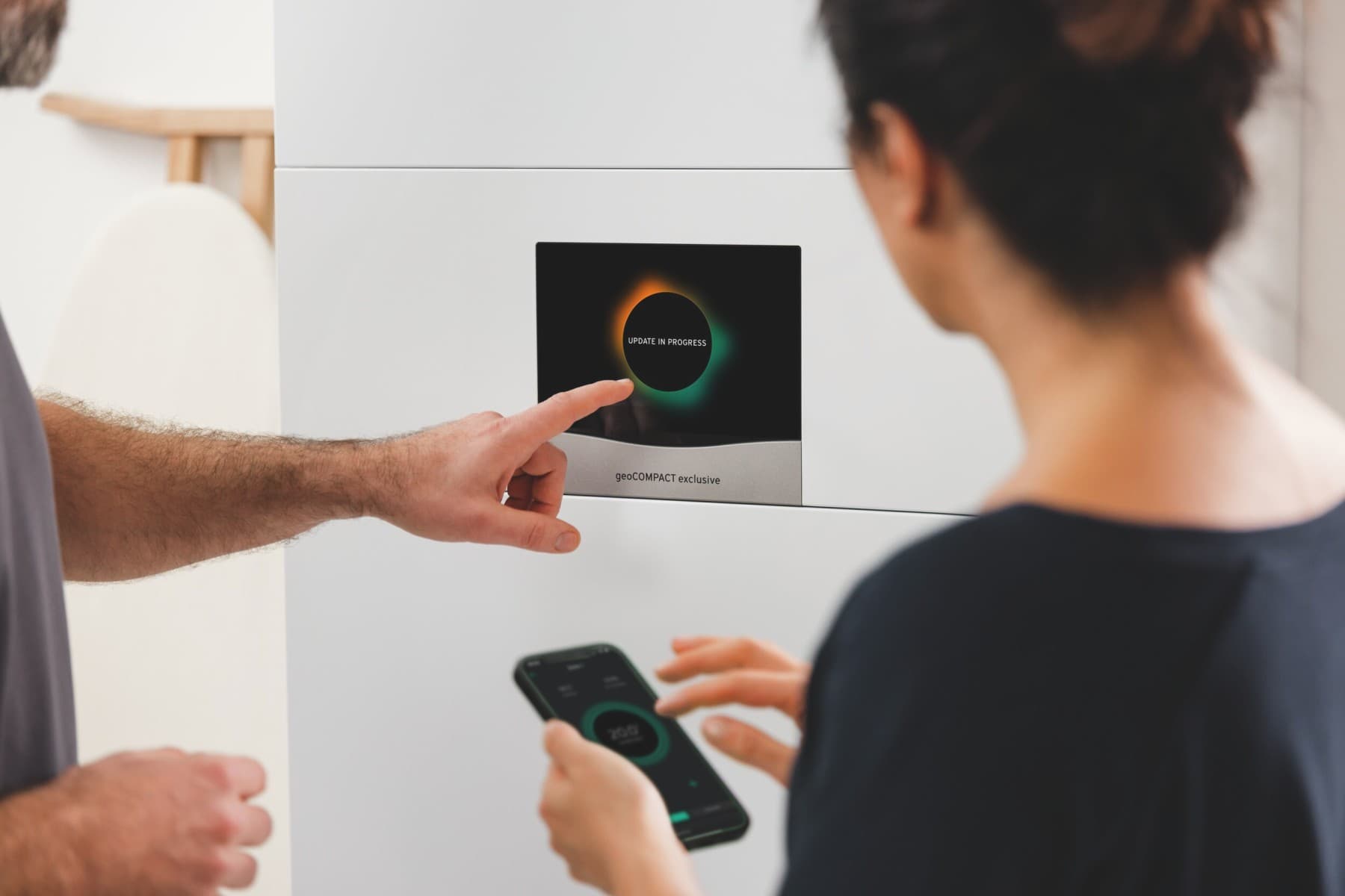 Nahaufnahme vom Display der Sole-Wasser-Wärmepumpe geoCOMPACT exclusive