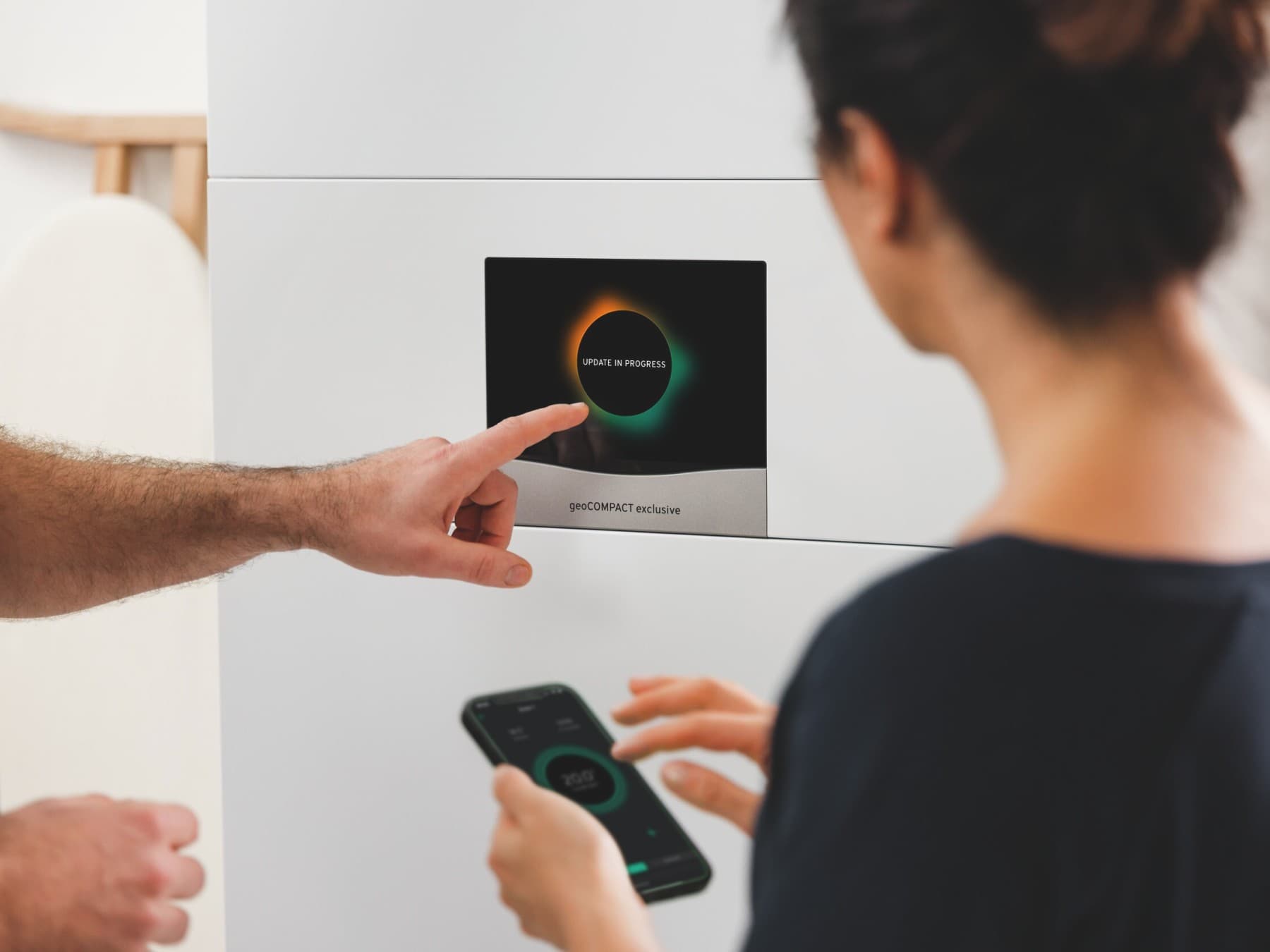 Nahaufnahme vom Display der Sole-Wasser-Wärmepumpe geoCOMPACT exclusive