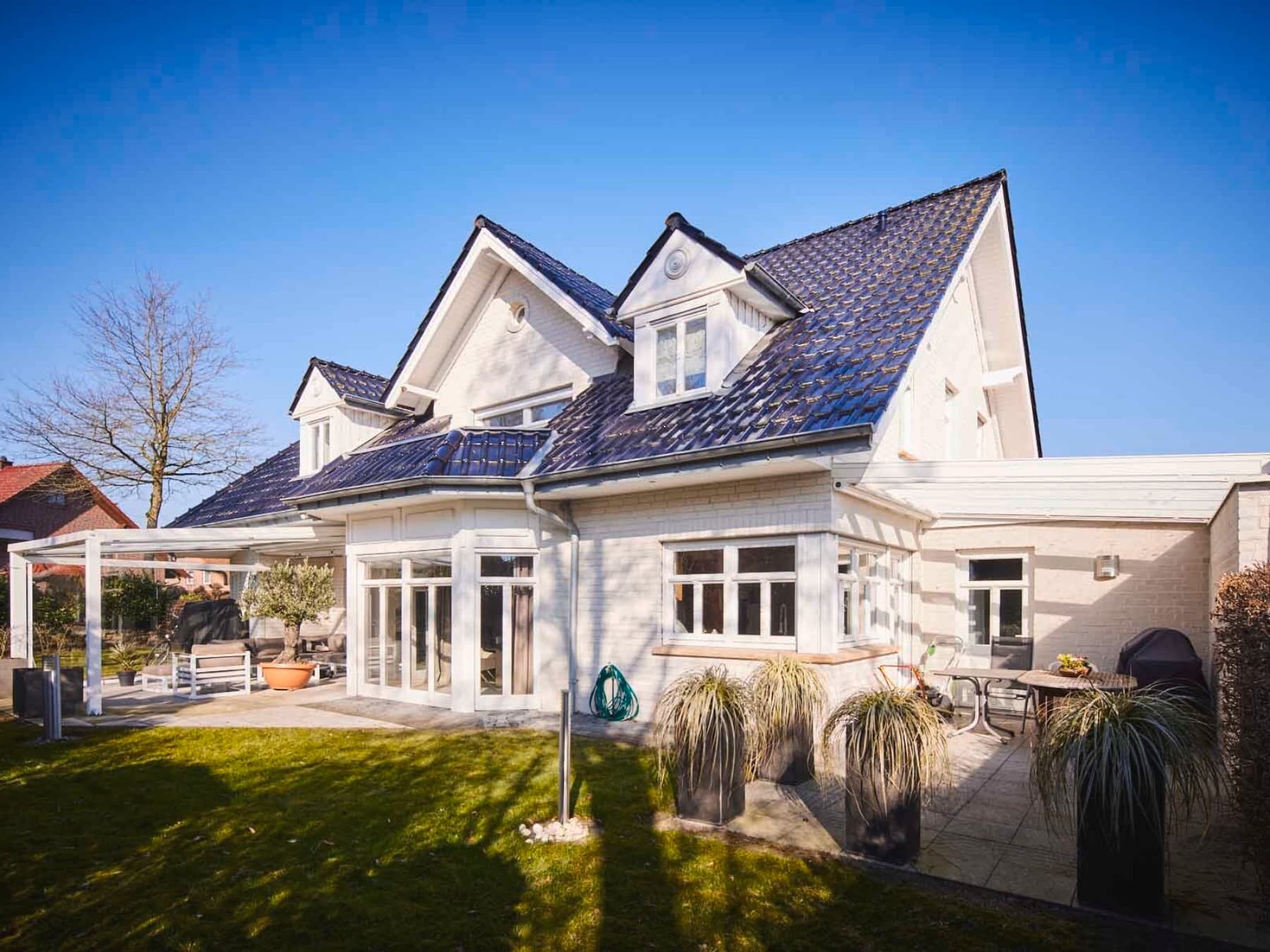 Bild vom Einfamilienhaus aus dem Garten