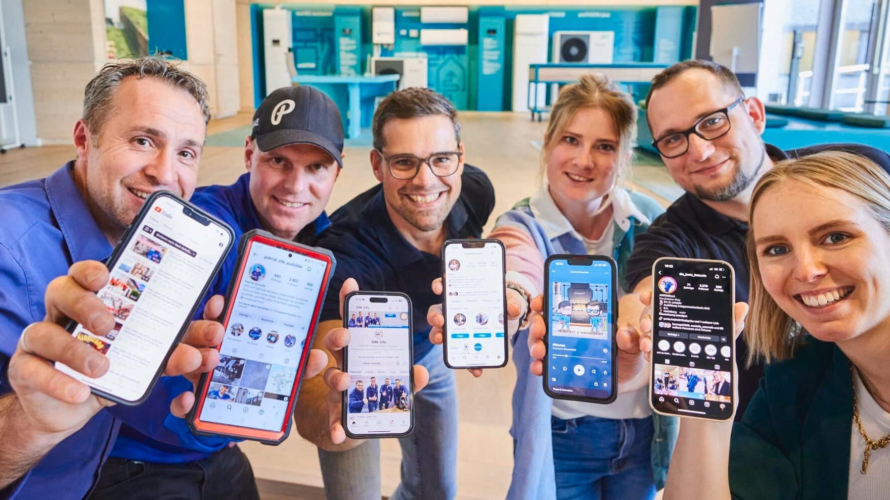 Influencerinnen und Influencer, die ihr Handy in die Kamera halten