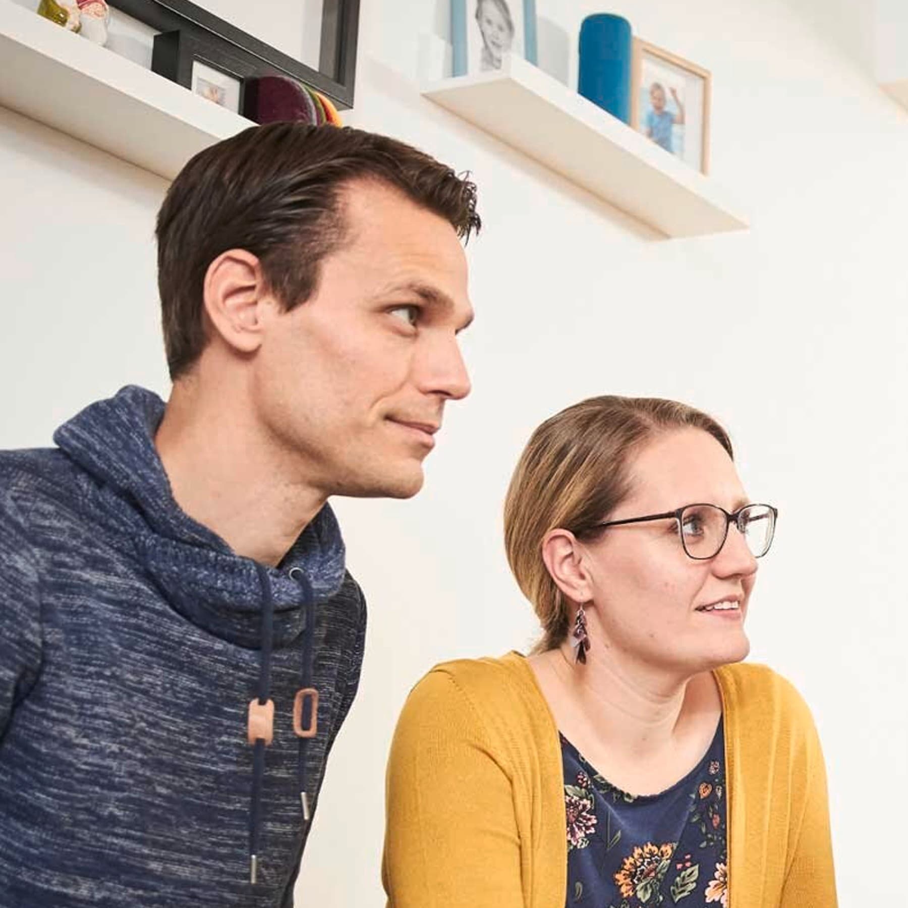 Wim und Tanja Kaiser sitzen am Esstisch und schauen nach rechts