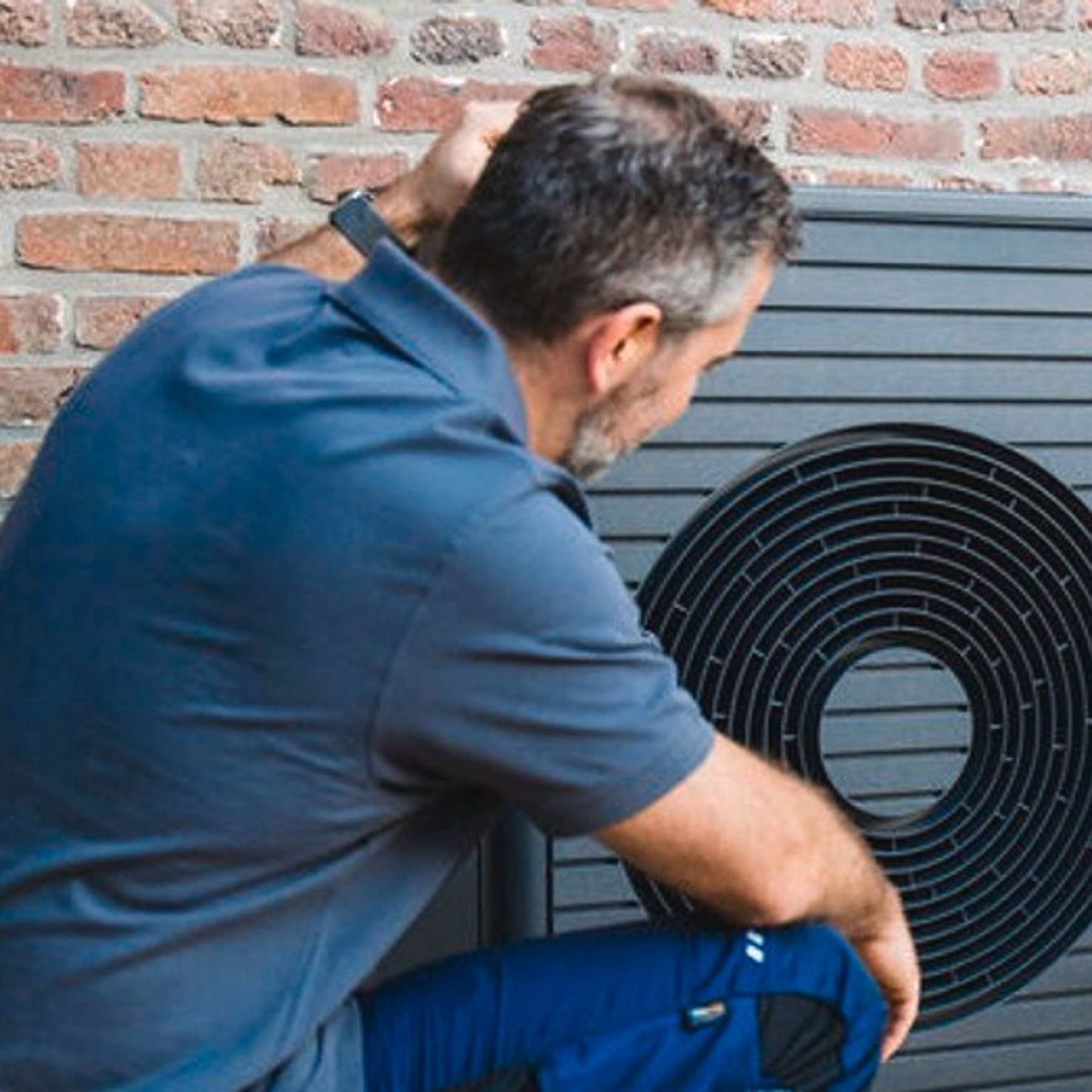 Vaillant Kundendiensttechniker und Kunde vor Wärmepumpe