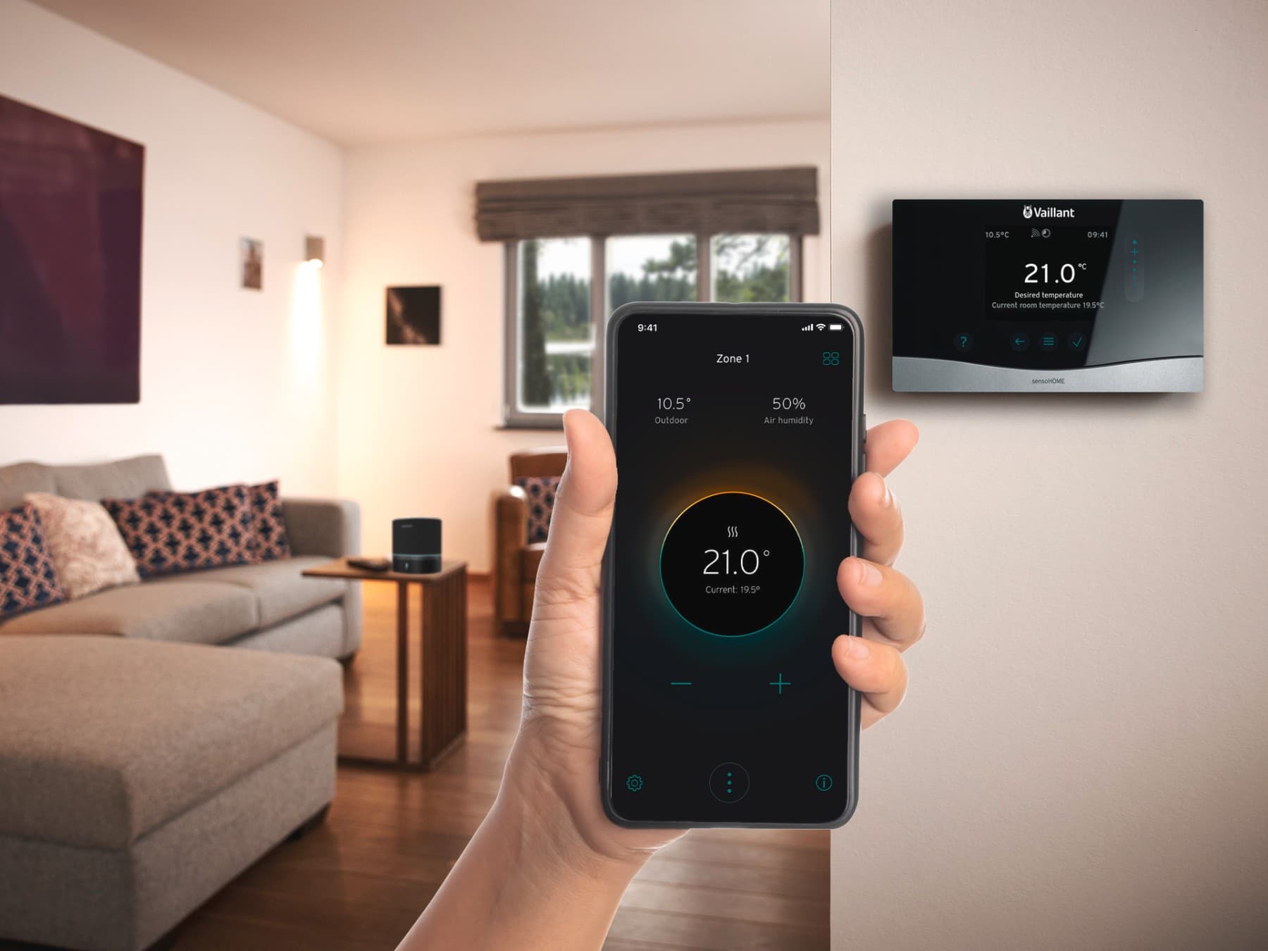 Bildschirm der myVAILLANT App mit einem Vaillant sensoCOMFORT im Hintergrund