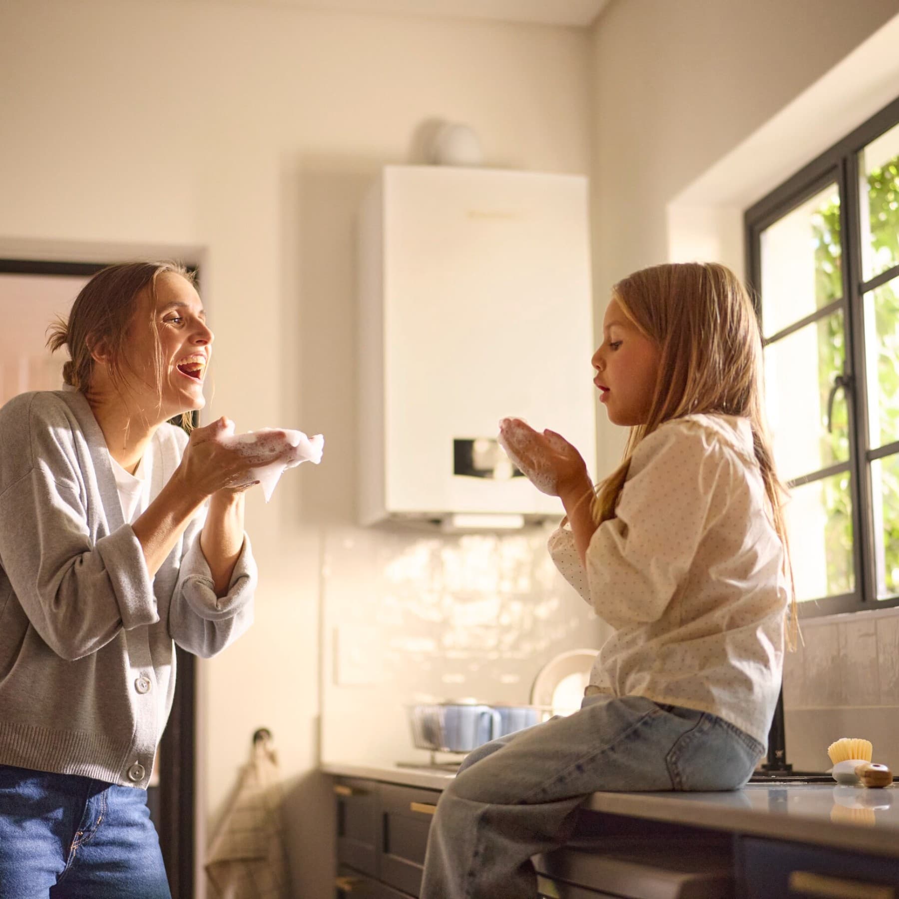 Eine Vaillant Gas-Brennwertheizung hängt an der Wand in der Küche