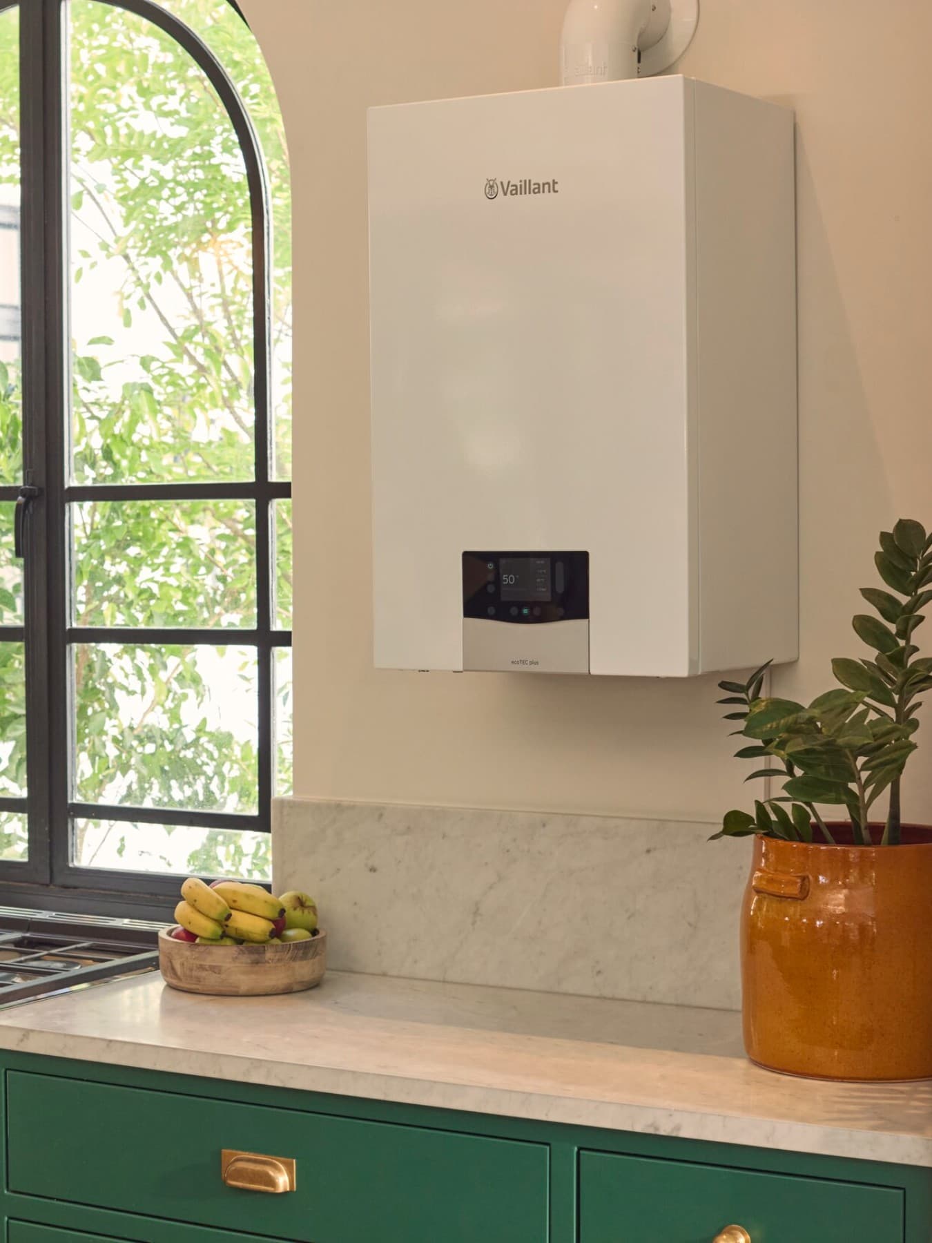 Neues wandhängendes Gas-Brennwertgerät ecoTEC plus von Vaillant in der Küche