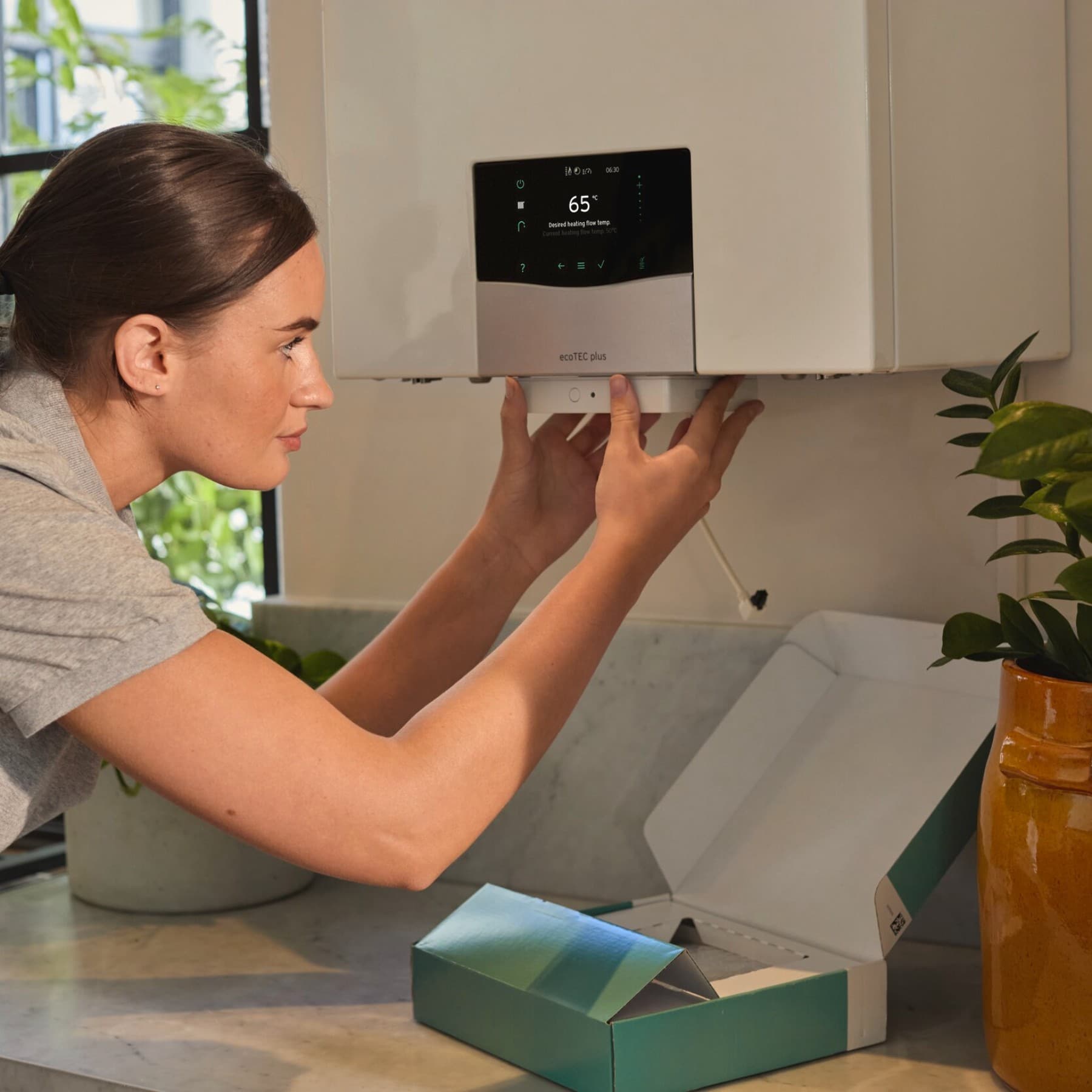 Installateurin, die myVAILLANT connect an einen Heizkessel anschließt
