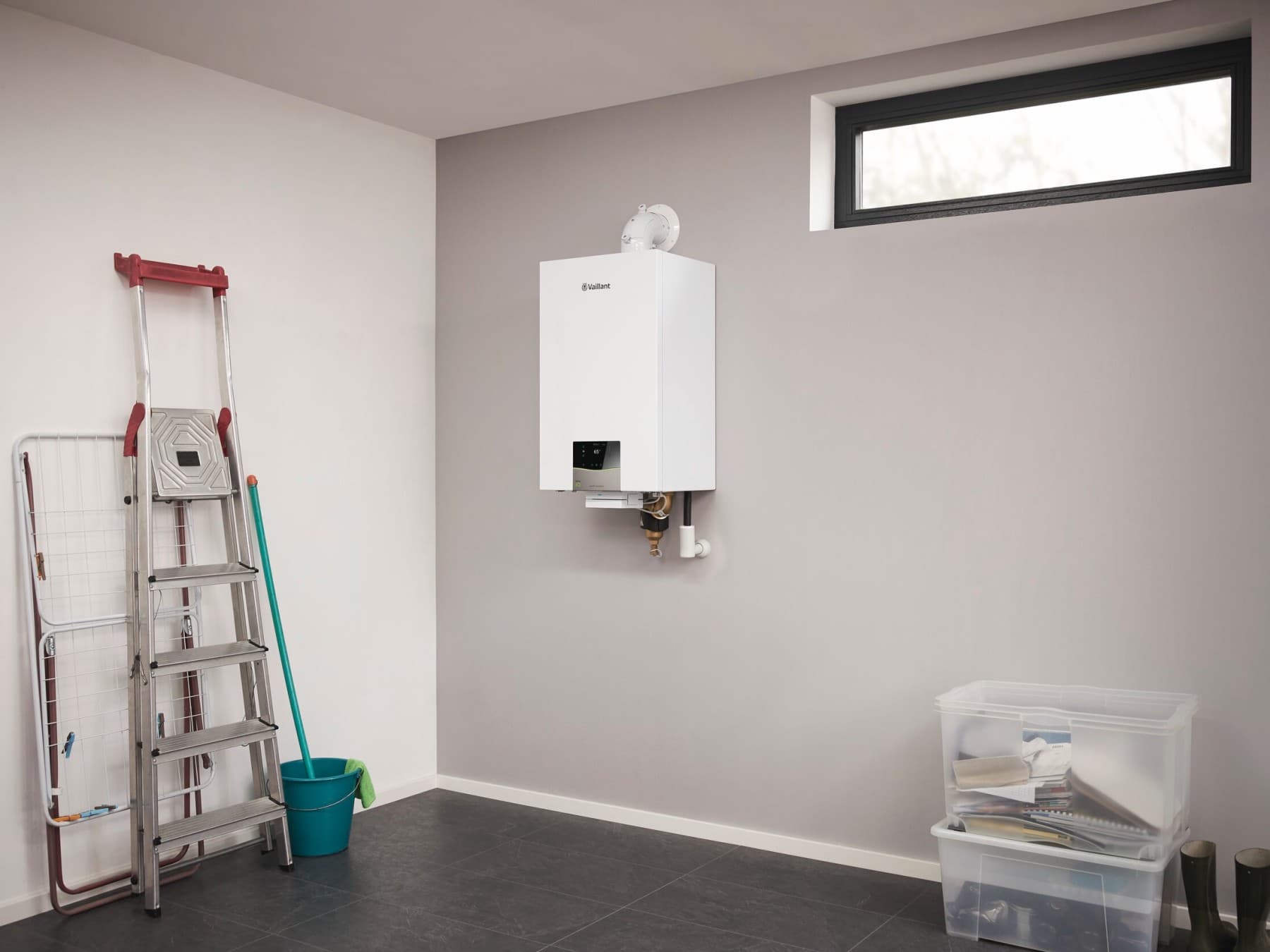 Einkreisregler sensoDIRECT von Vaillant platzsparend direkt unter dem Gas-Brennwertgerät installiert