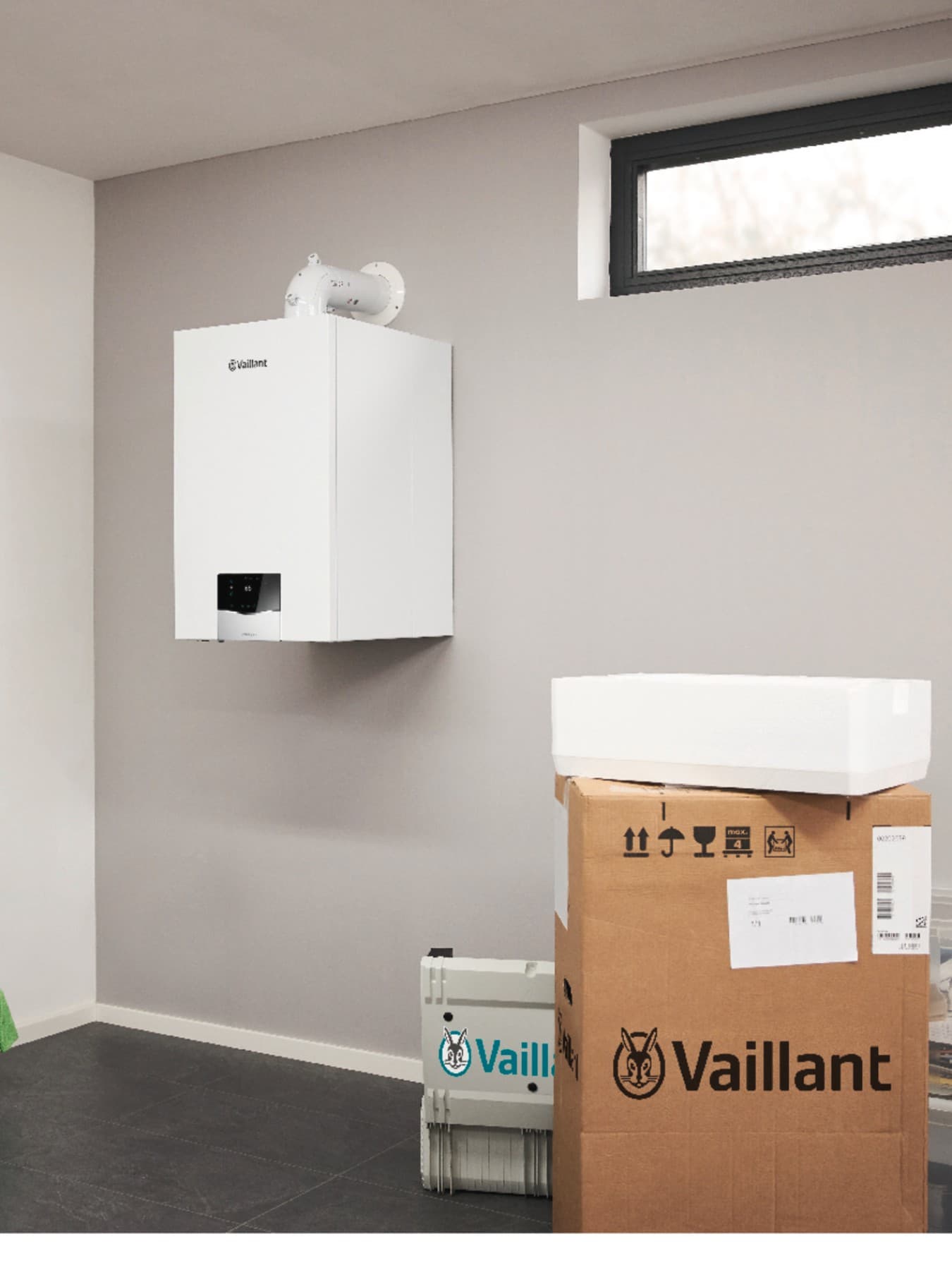 Gas-Bennwertgerät Vaillant ecoTEC plus mit integriertem Warmwasserspeicher hängt platzsparend im modernen Keller an der Wand.