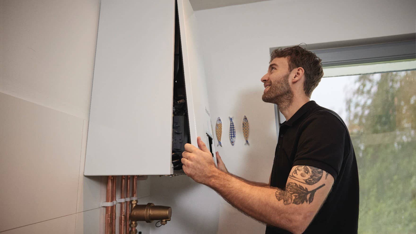 Fachhandwerker entfernt das Frontteil einer Etagenheizung