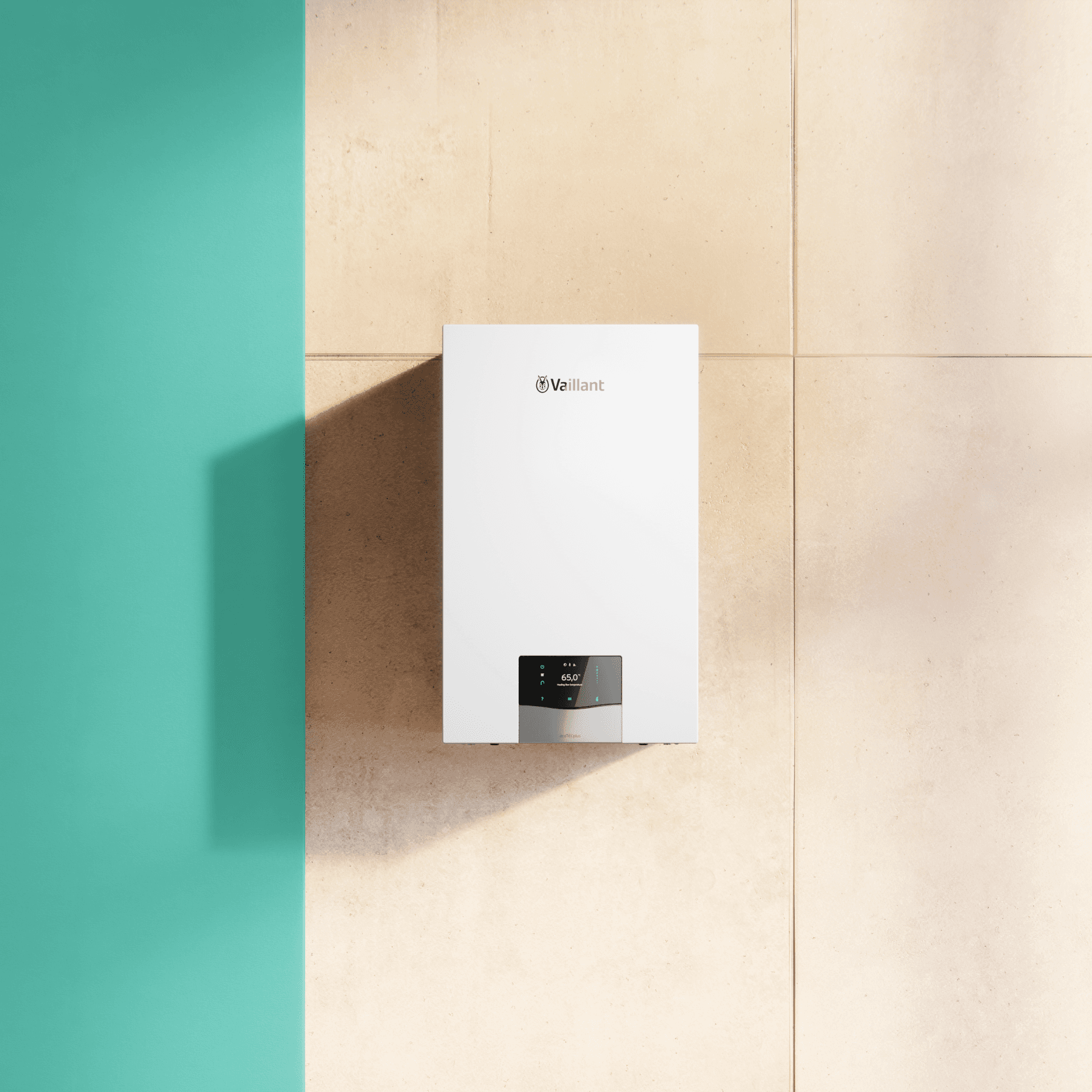 Gas-Brennwertgerät ecoTEC plus vor Betonwand mit grünem Hintergrund