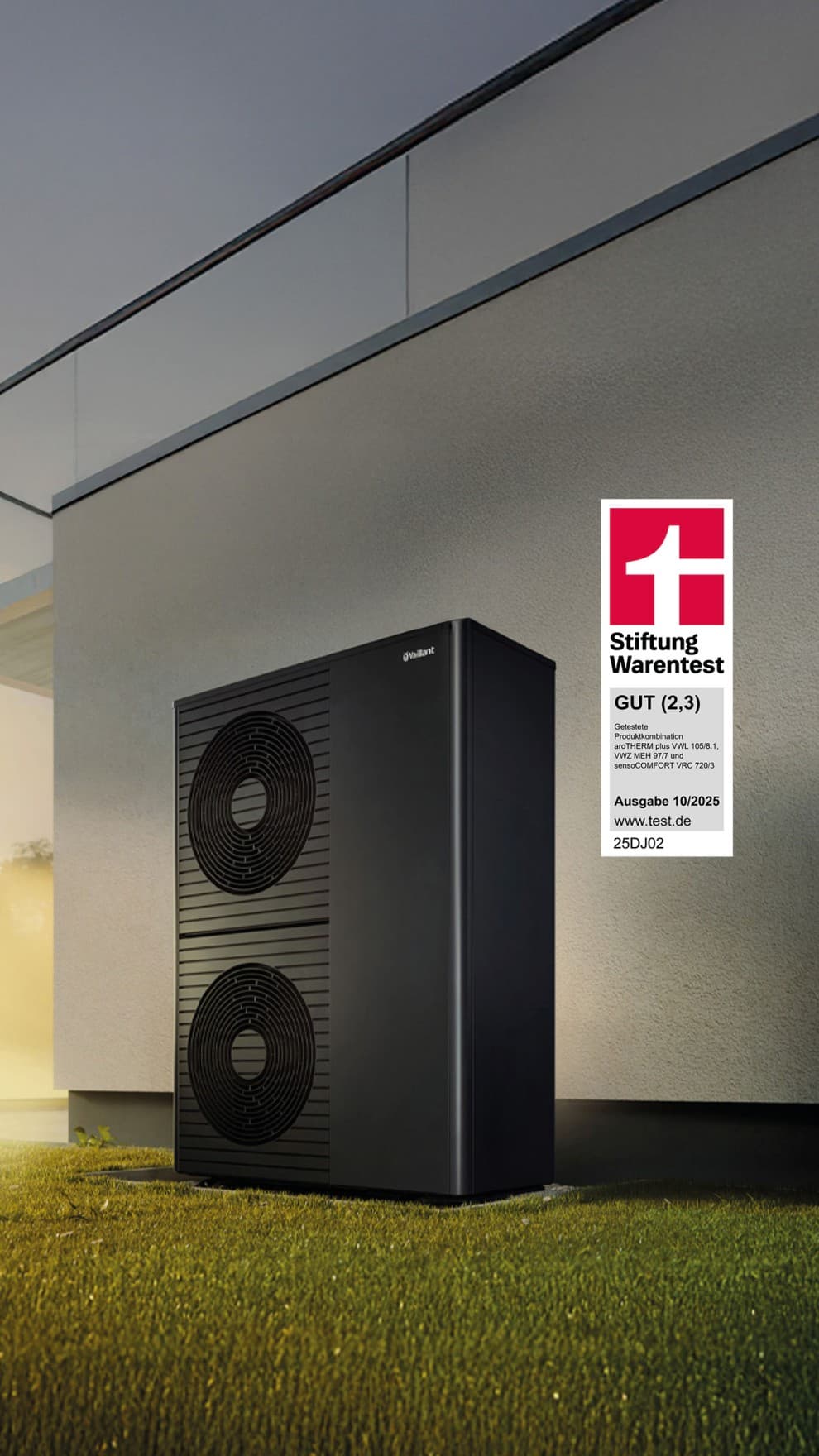 Eine Vaillant Wärmepumpe in steht vor einer Hauswand und wird von Abendsonne beschienen. Rechts daneben wird ein Siegel der Stiftung Warentest mit der Note gut eingeblendet.
