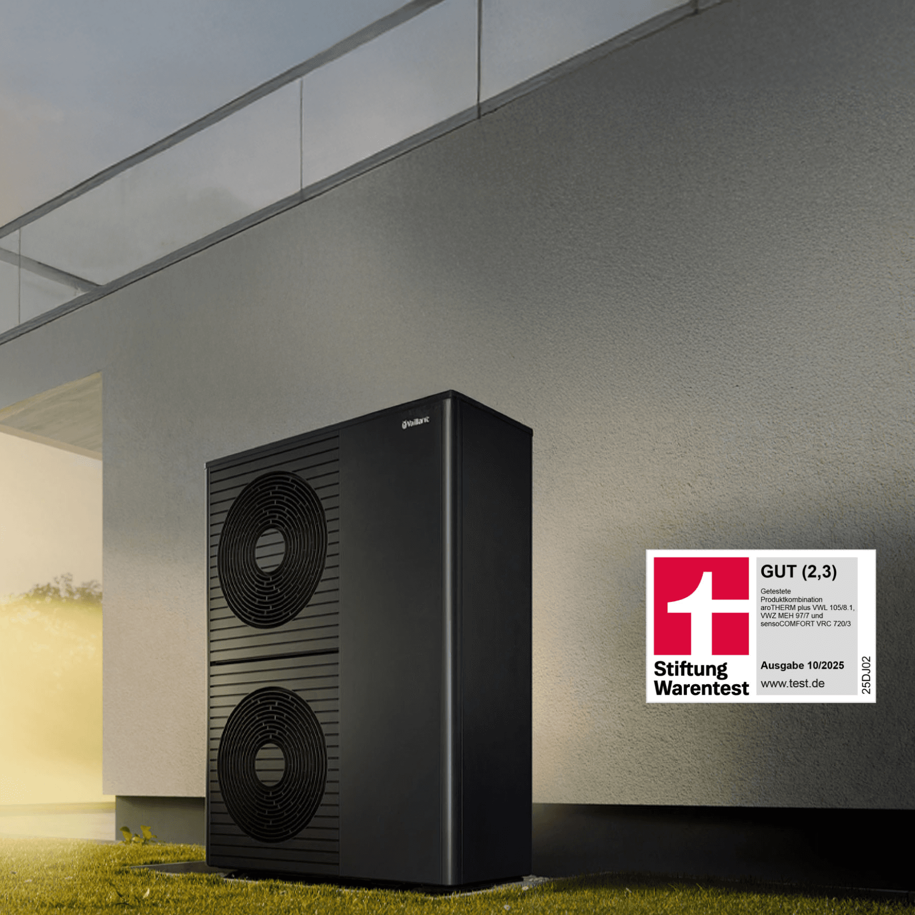 aroTHERM plus Wärmepumpe vor Hauswand mit StiWa Siegel Note 2,3 und Headline "Die erste Wärmepumpe, die einfach überall stehen kann."